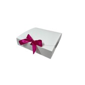 Коробка біла з стрічкою 22*22*5